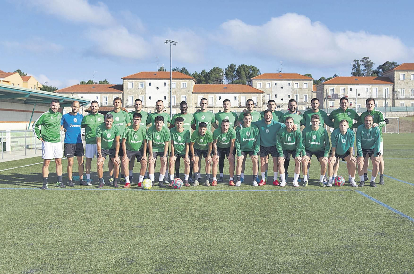 La plantilla y el cuerpo técnico del Arenteiro, en el campo de A Uceira, antes de comenzar el primer entrenamiento de la temporada. (FOTO: MARTIÑO PINAL)