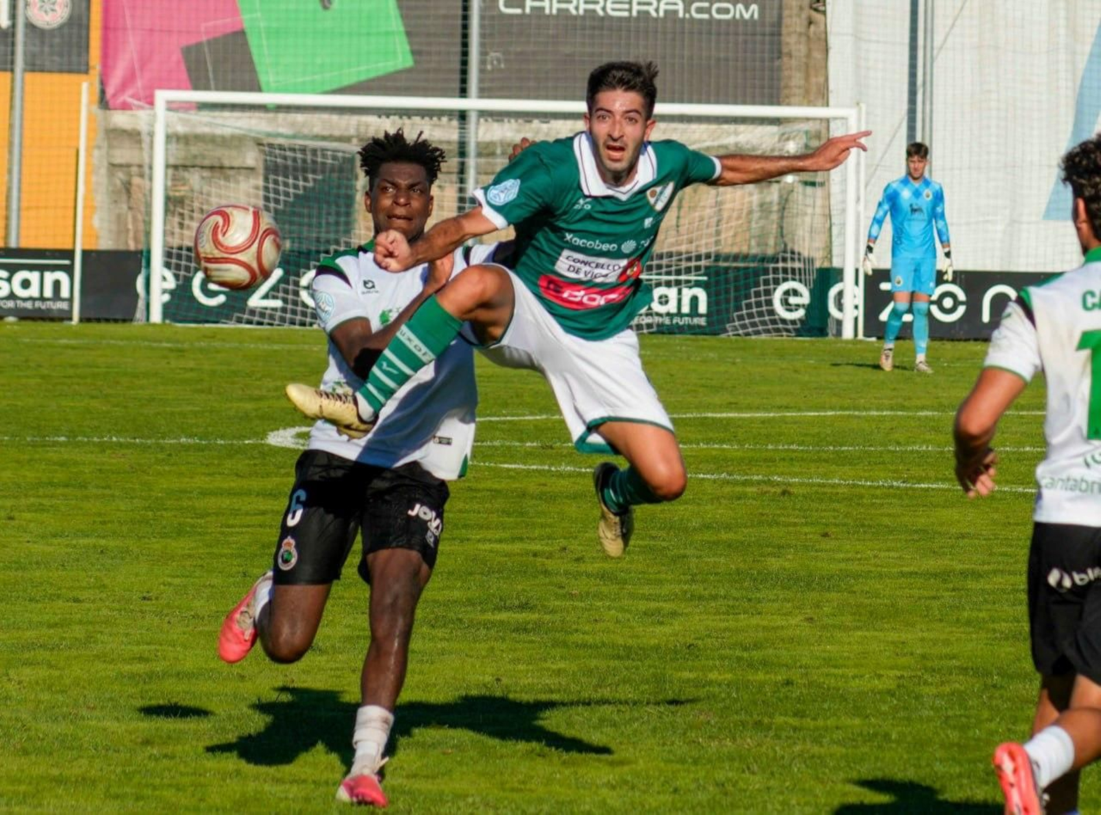 Guille Pinín pelea un balón en O Vao, durante el partido liguero ante el Rayo Cantabria.