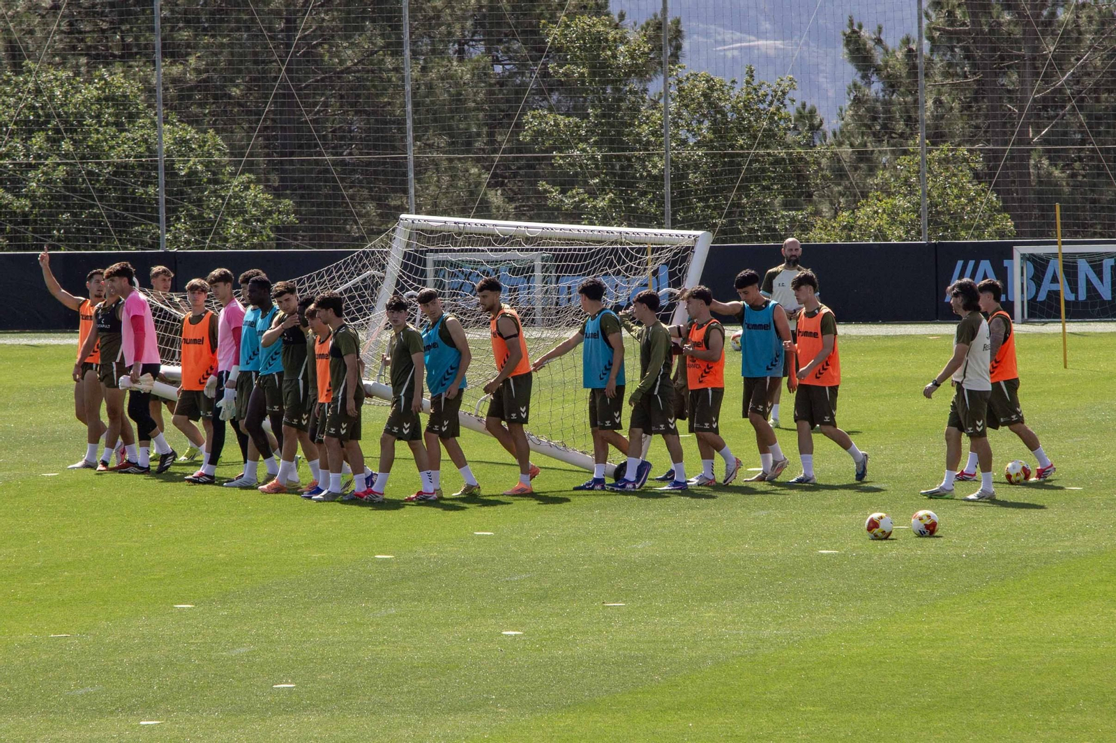 Los jugadores del Celta Fortuna realizaron ayer en Mos el último entrenamiento previo al choque de hoy.