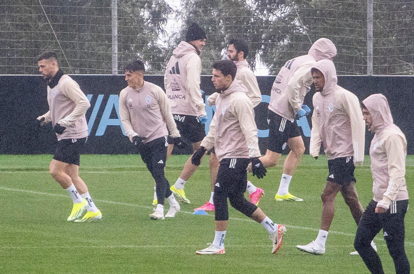 Jailson, tras Douvikas, en el entrenamiento de este martes. // J.V. Landín