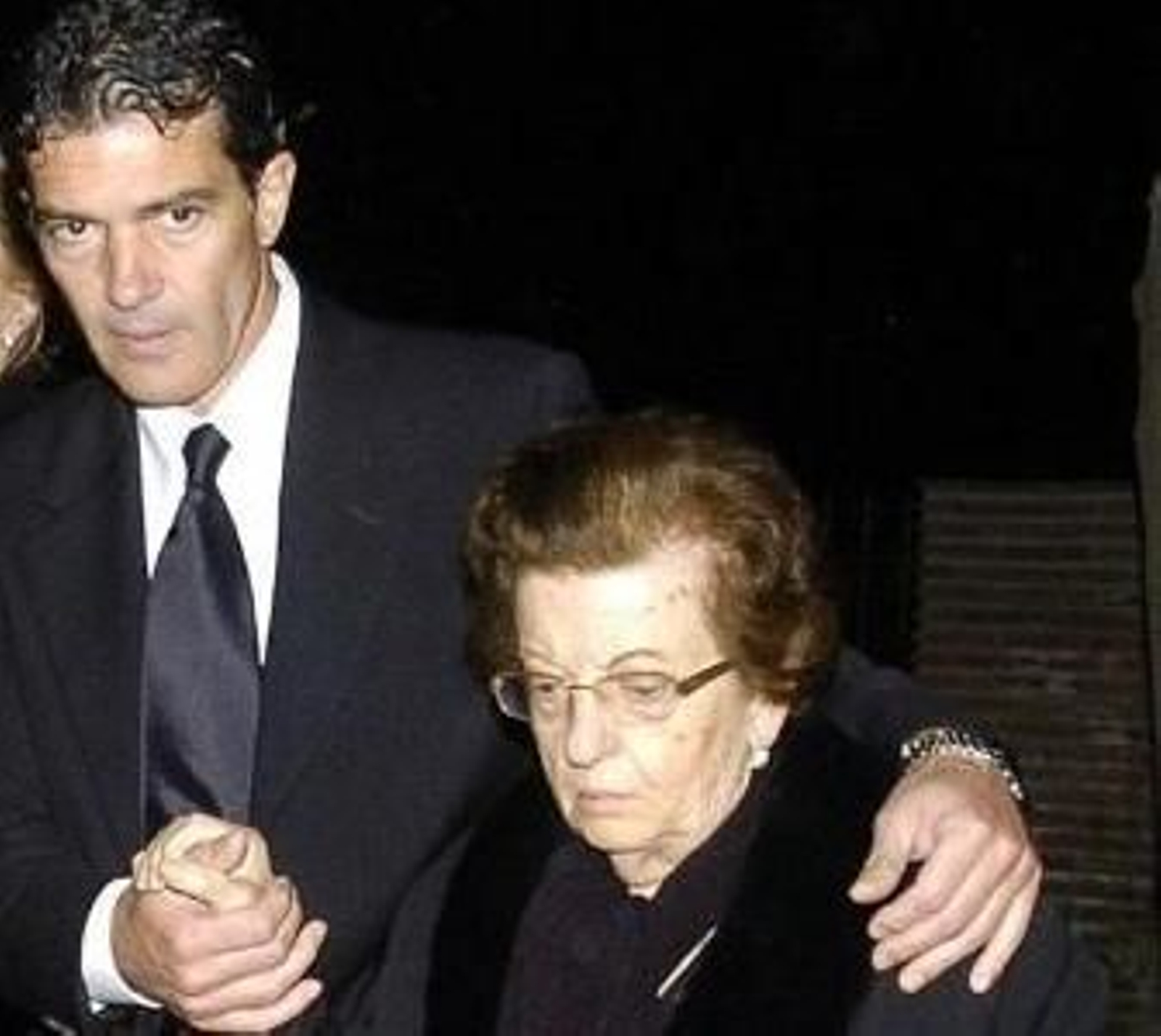 Antonio Banderas despide a su padre en Marbella rodeado de amigos y  familiares, image size:1600x1429