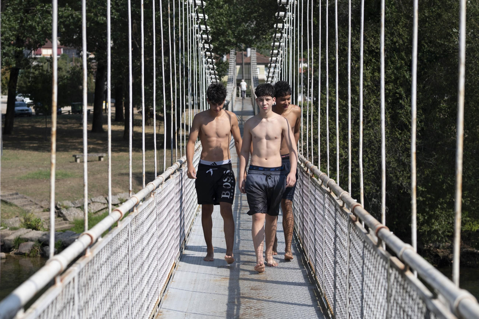 Galería | Los ourensanos combatiendo el calor en una jornada de calor extremo