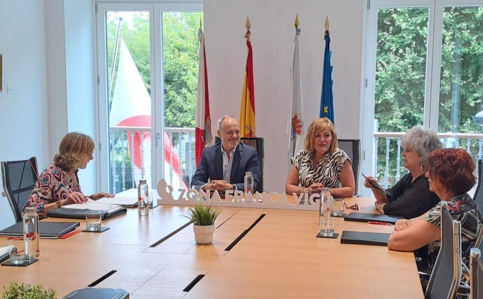 David Regades, Digna Rivas y las propietarias del inmueble momentos antes de la firma de compra-venta.