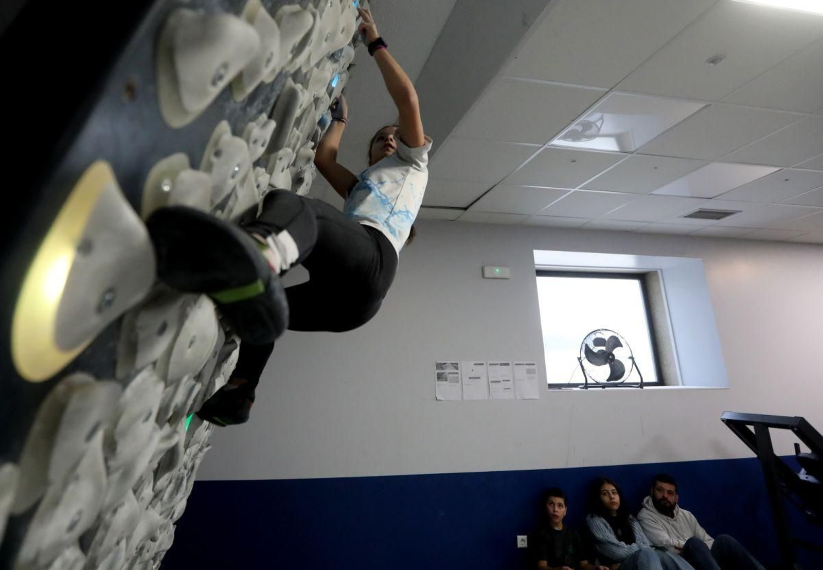 Una joven escaladora, durante su participación en la cita autonómica.