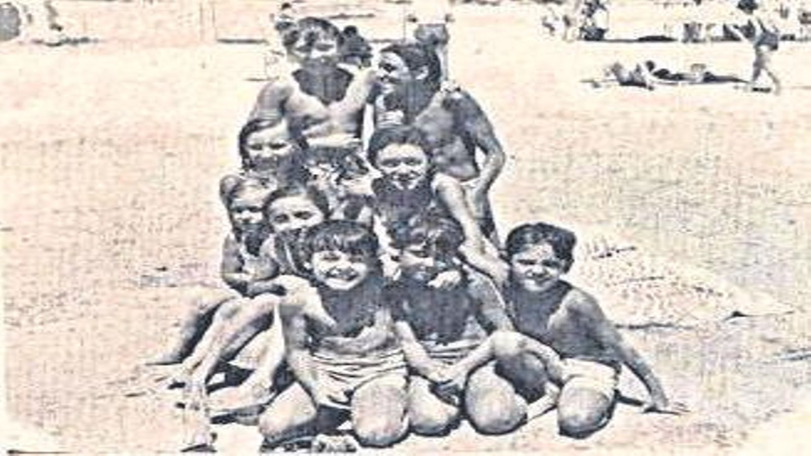 Con los pelos “chupaditos” por el agua: María José Varela, María Cristina Varela, María de la Merced Cofán, Belén Cofán, Francisco Antonio Cofán, Manuel Redondo y Luis Inaraja. En la playa de Sanxenxo.
