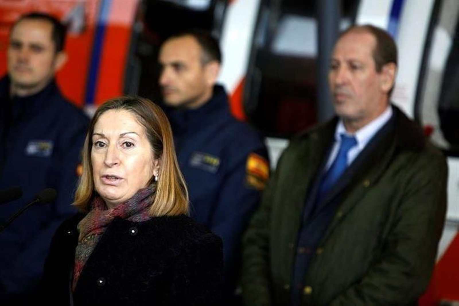 La ministra de Fomento en funciones, Ana Pastor, durante la presentación hoy del balance de la Sociedad de Salvamento y Seguridad Marítima (Sasemar) correspondiente al año 2015 en el aeropuerto coruñés de Alvedro.