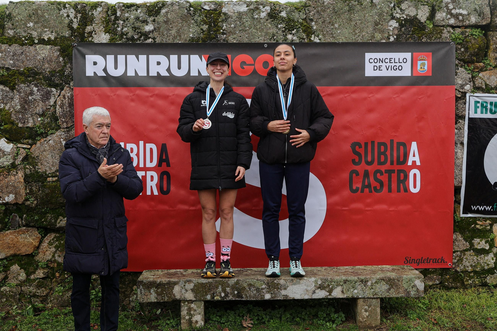 Galería | Cientos de atletas aguantan la lluvia en la Subida ao Castro