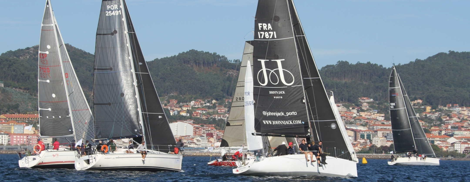 Unos 40 barcos participaron en la regata del Liceo de Bouzas.