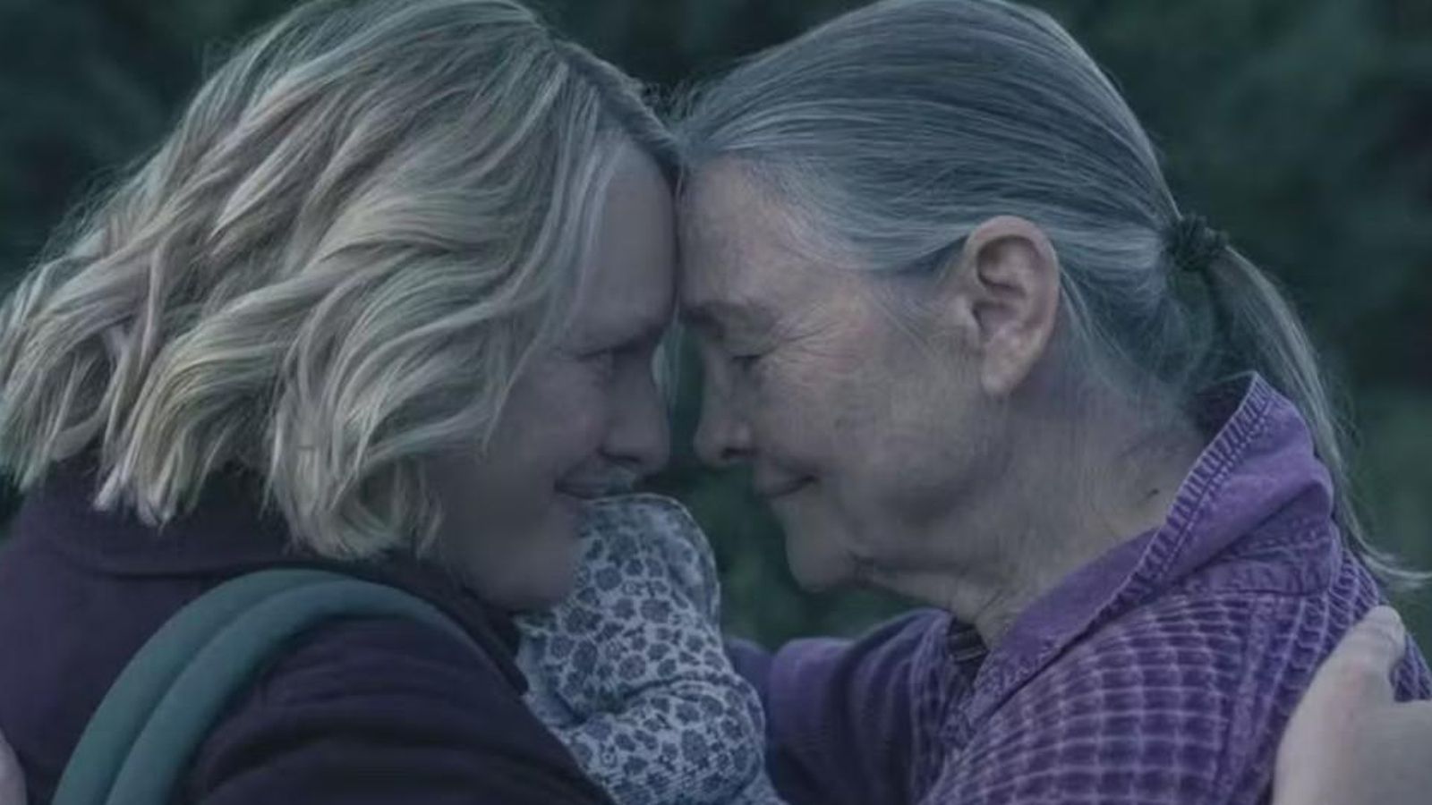 Elizabeth Moss y Cherry Jones interpretan a June y a su madre en la serie basada en El cuento de la criada.