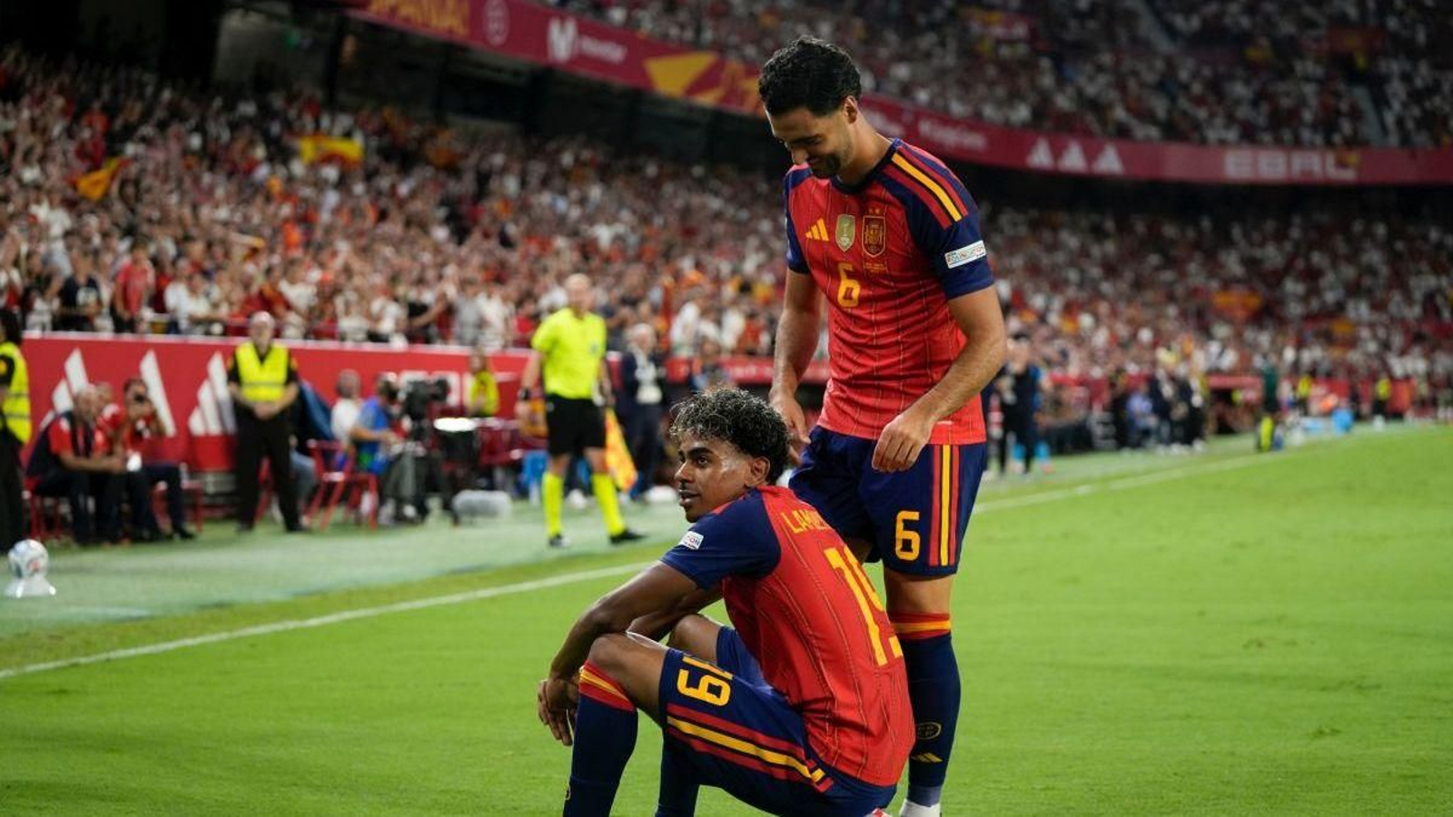 Lamine Yamal celebra su segundo gol del partido junto a Mikel Merino, ayer durante el partido ante Croacia de la Liga de Naciones.