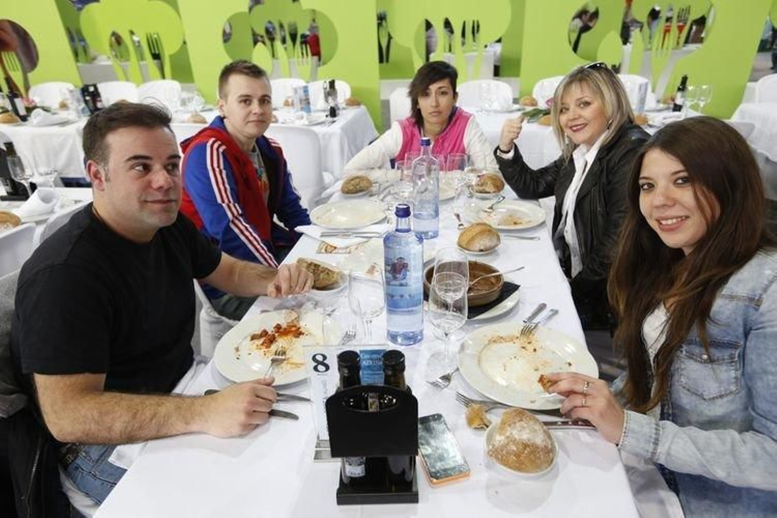 Ourense. 06-03-15. Local. Xantar.
Rubén, Rodrigo, Lorena, Mabel, Jimena. Acea da costa
Foto: Xesús Fariñas