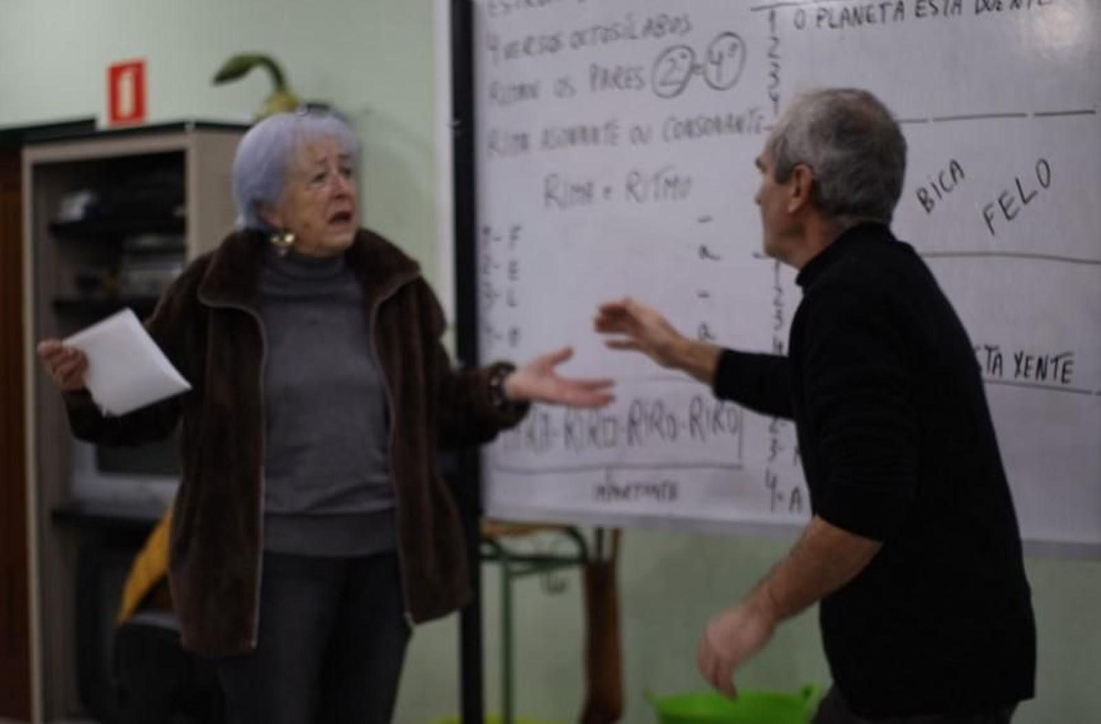 Luis D’Hebrón ensinando a regueifar a unha das participantes.