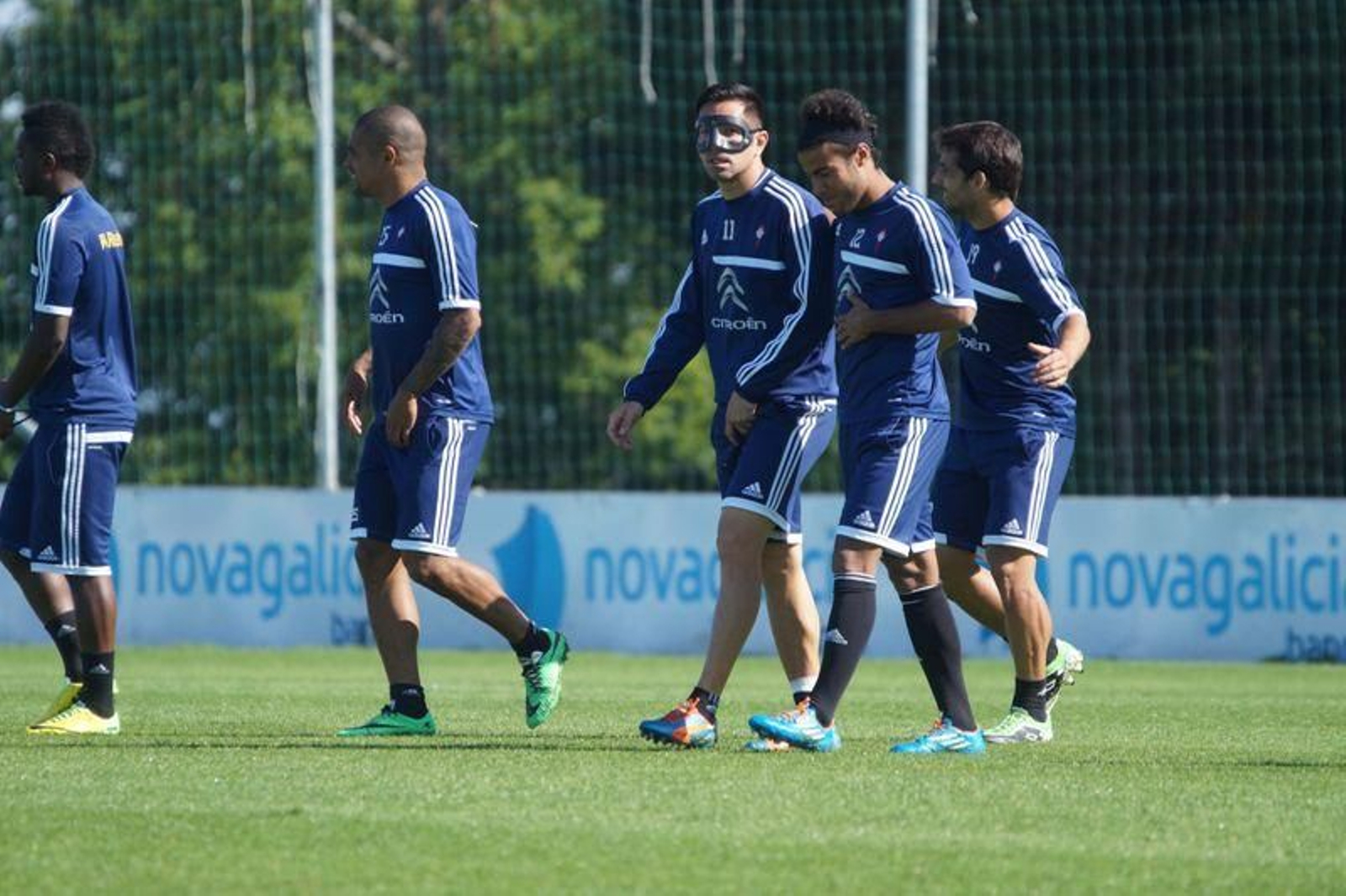 Charles, ayer en A Madroa junto a Rafinha y Jonny.