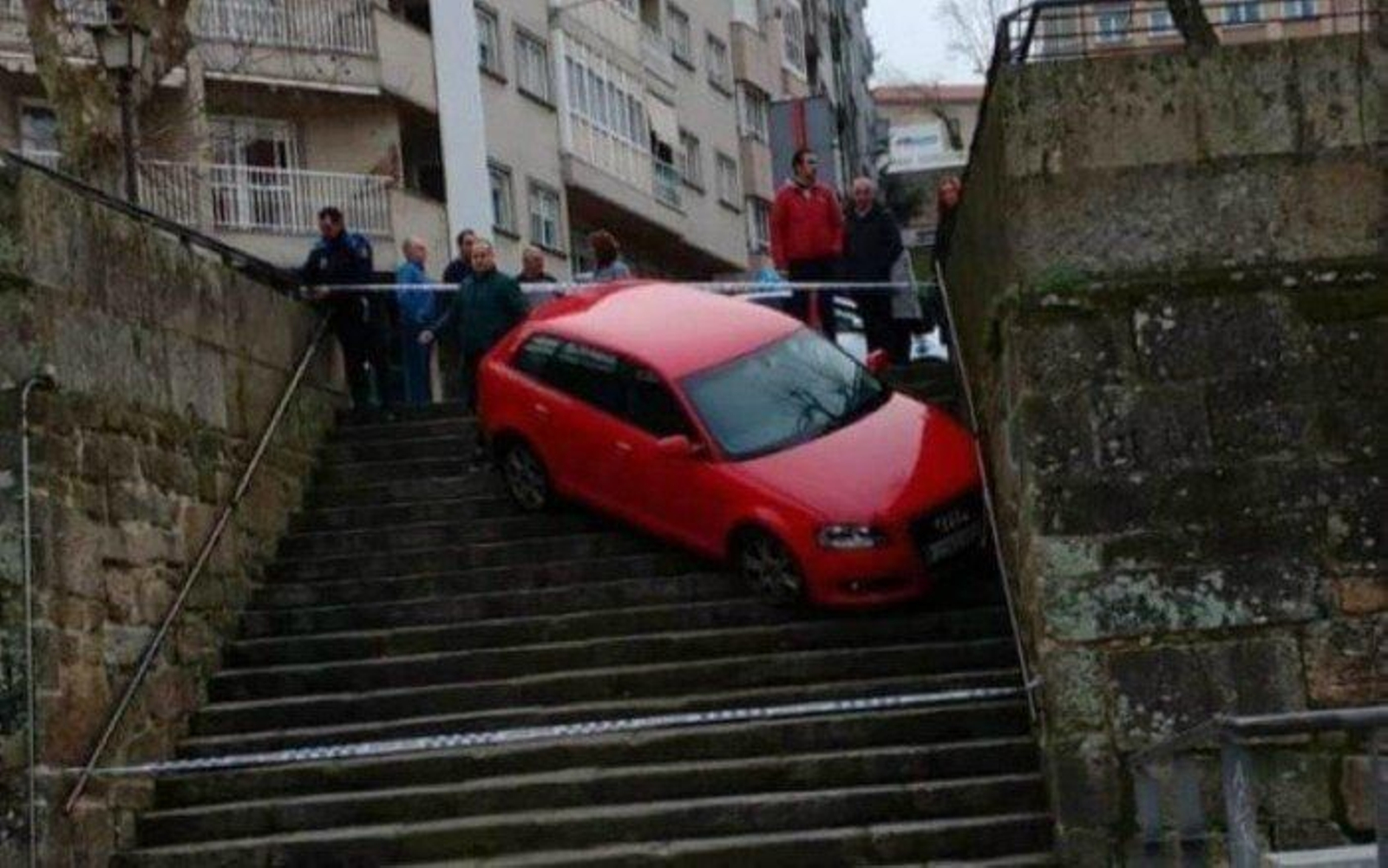 El vehículo, sobre las escaleras.