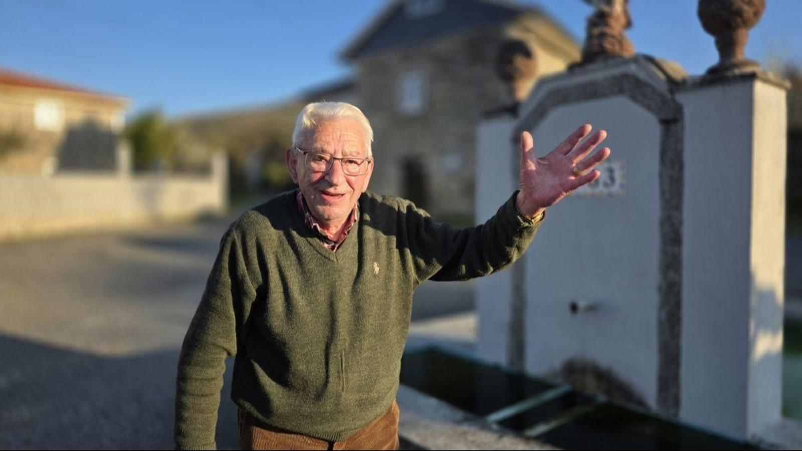 Luis Díaz Lago, en la fuente de su pueblo.