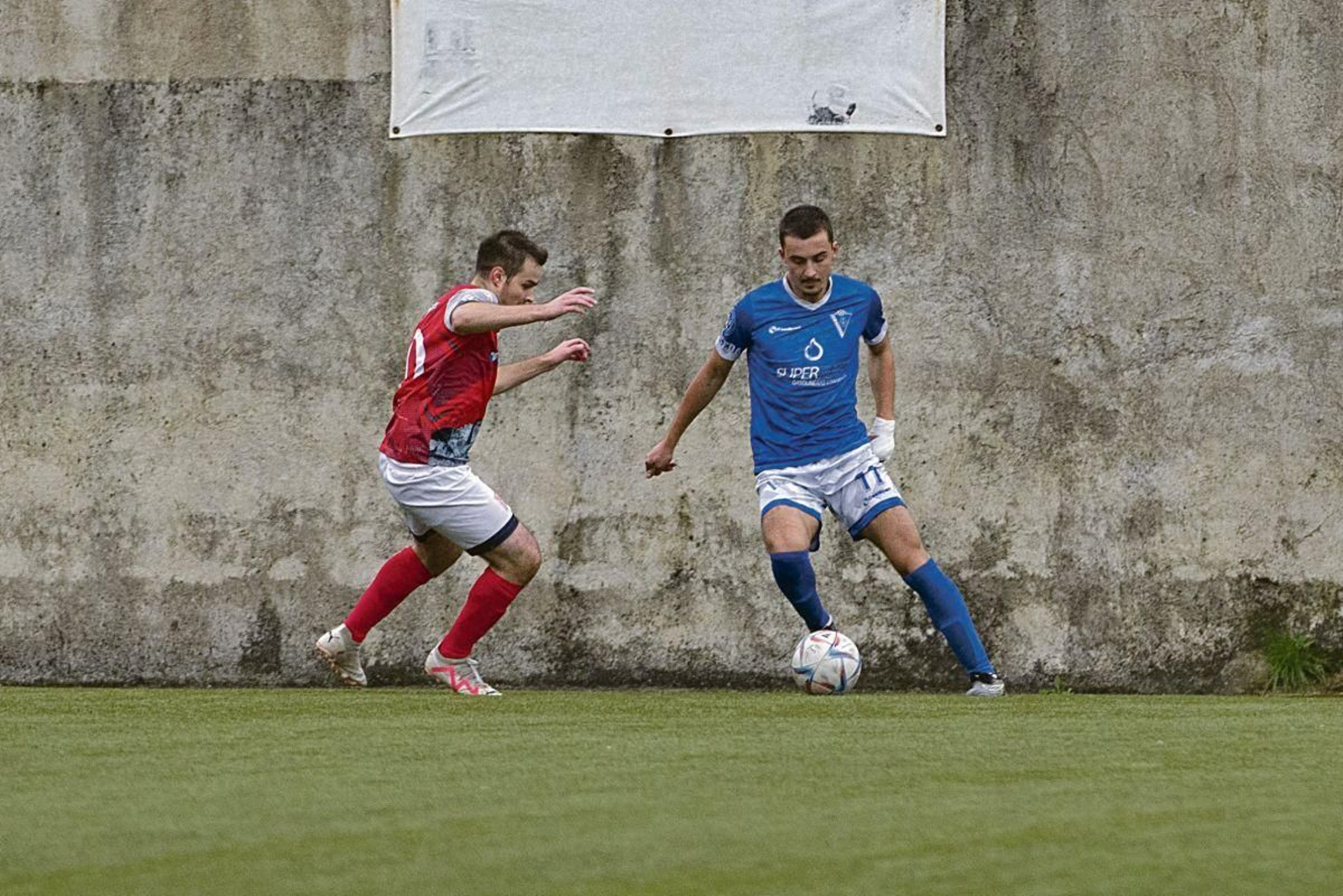 El delantero Víctor Cacharrón, del Maceda, intenta irse de Carra el pasado miércoles ante el Peroxa.