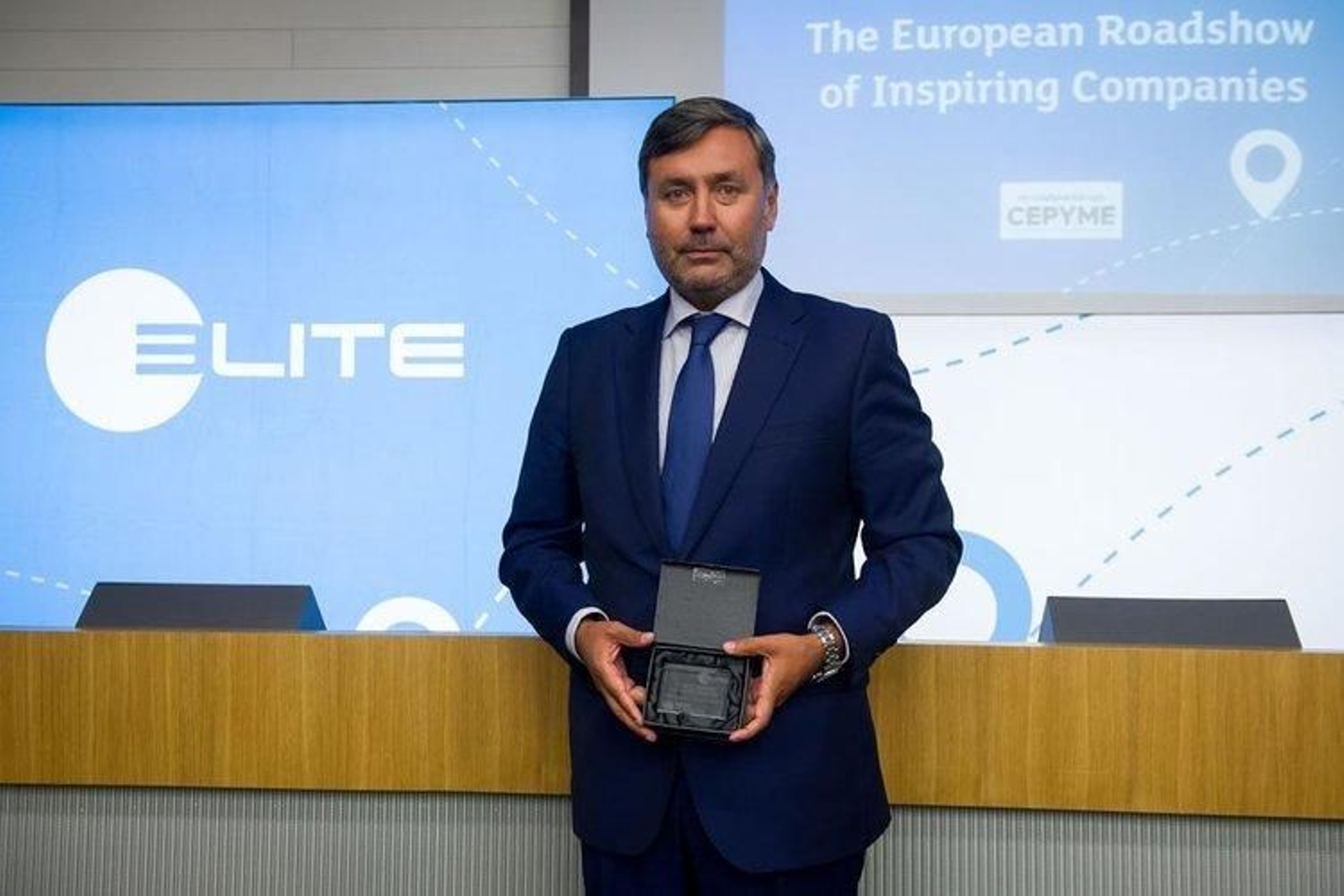 Antonio Agrasar, consejero delegado de Plexus, con el reconocimiento otorgado por la Bolsa londinense.