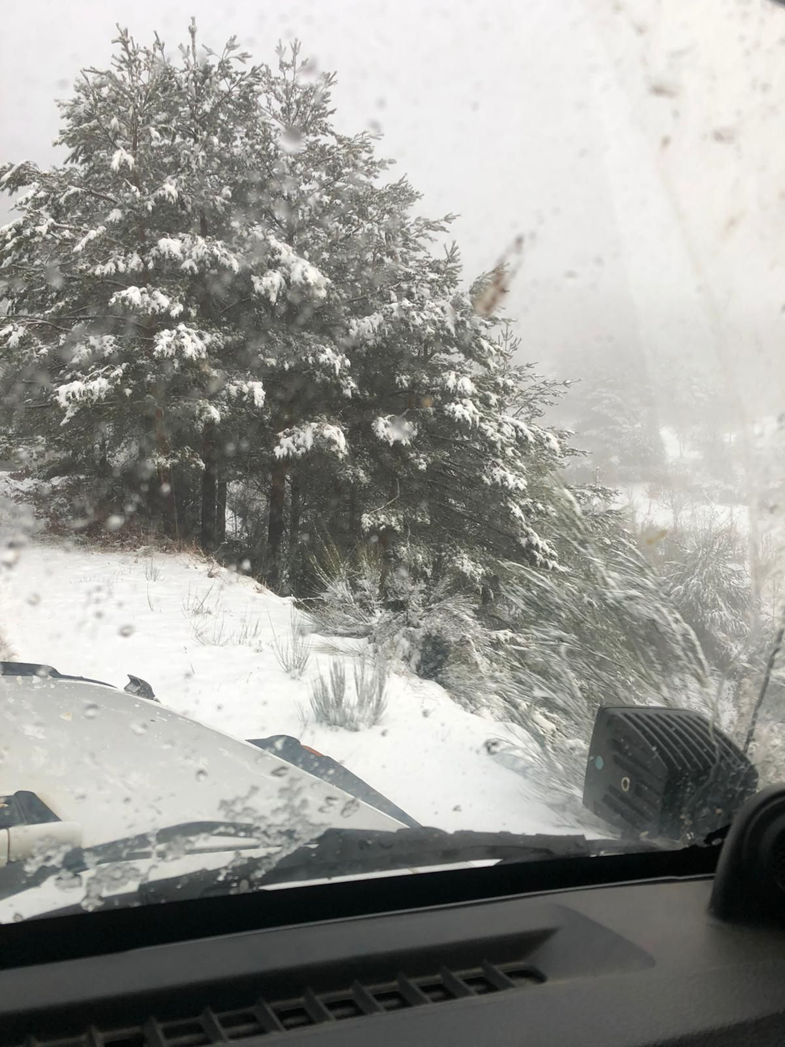 La nieve cubrió de blanco el Alto do Foxo