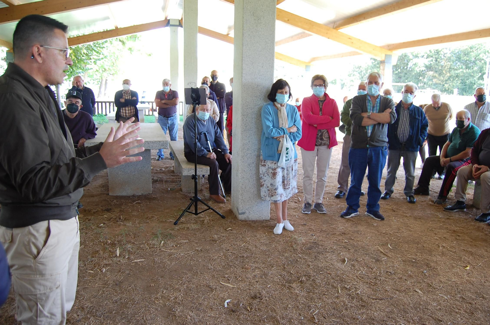 José González cos veciños de Monterrei. (Foto: cedida).