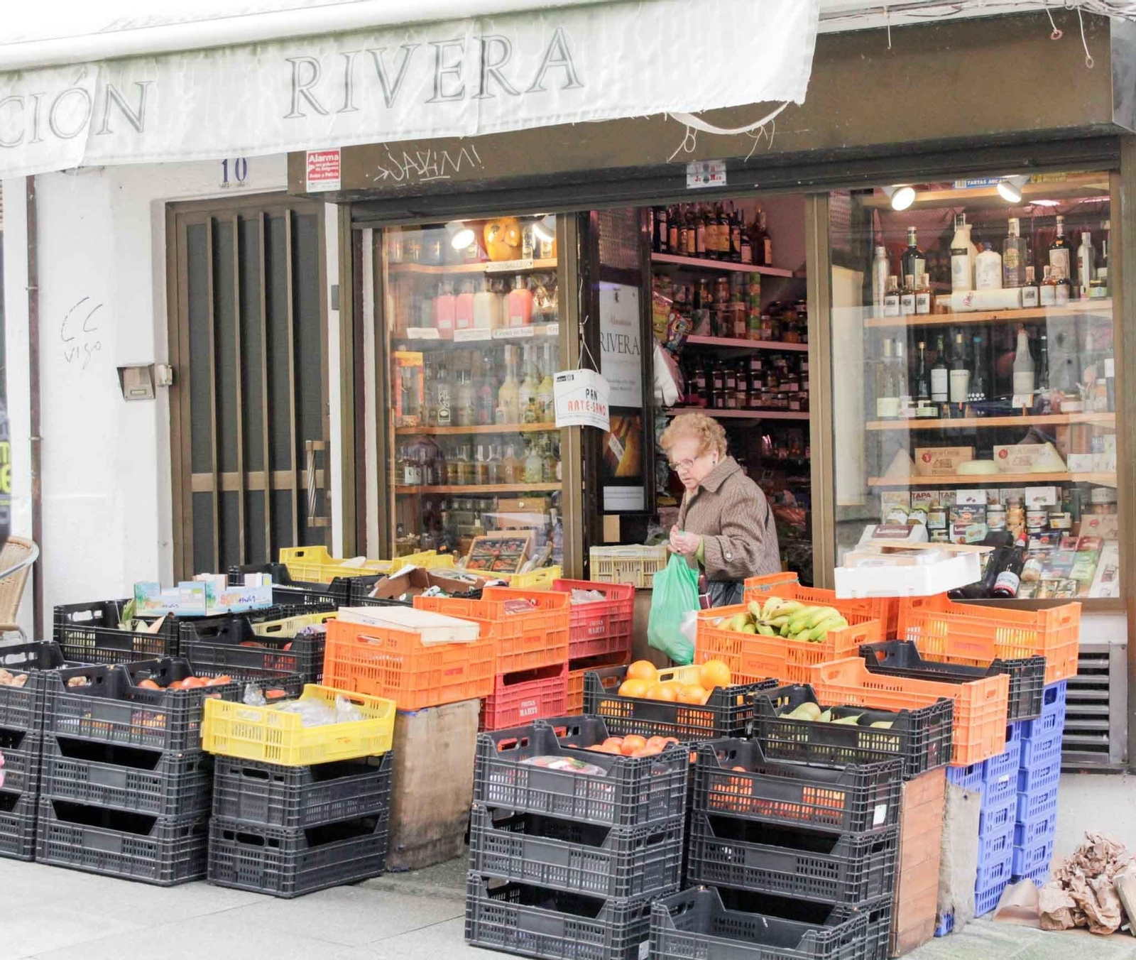 Una de las últimas tiendas "históricas" de alimentación que quedan en el Casco Vello.