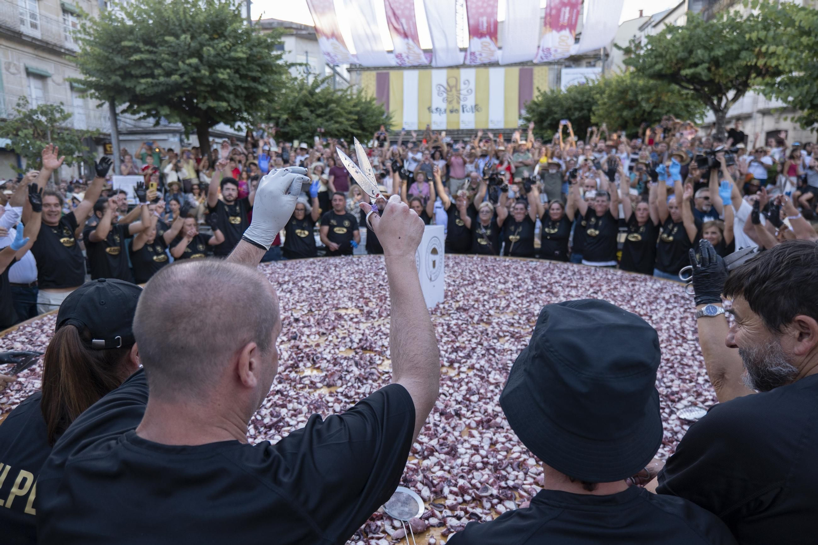Galería | O Carballiño vuelve a hacer historia con 610 kilos de pulpo, en fotos