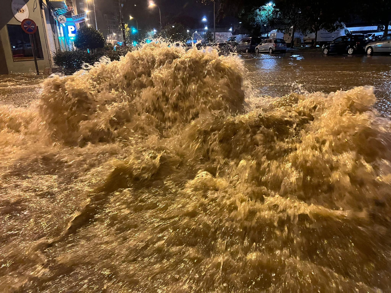 Una alcantarilla fuera de sí.