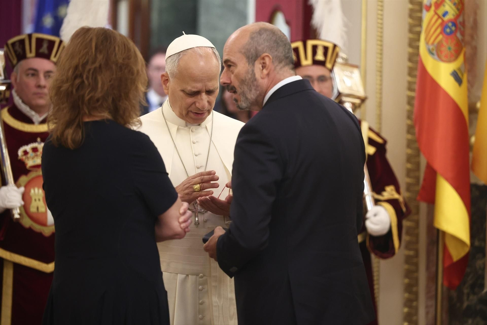 Galería | Las mejores fotos del tercer día de la visita del papa León XIV en Madrid, del Congreso al Bernabéu