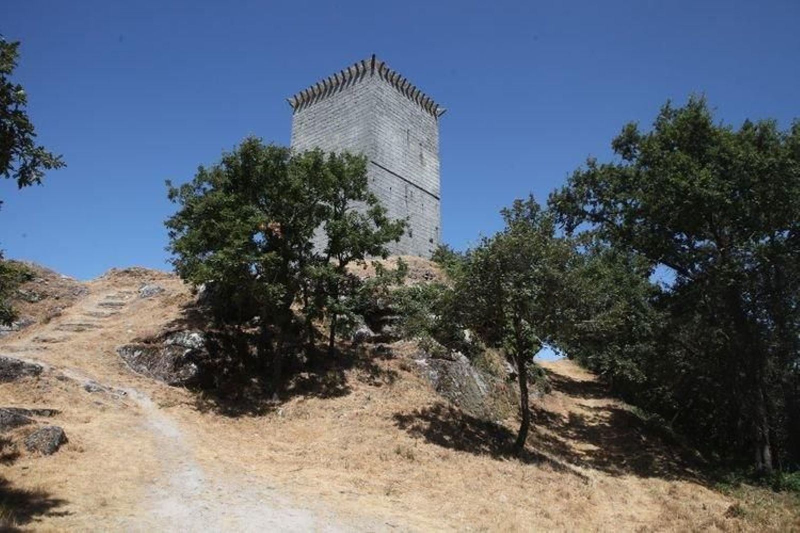 Estado de los trabajos en el entorno de la torre,ayer, una vez rematados las labores de limpieza. (MARCOS ATRIO)