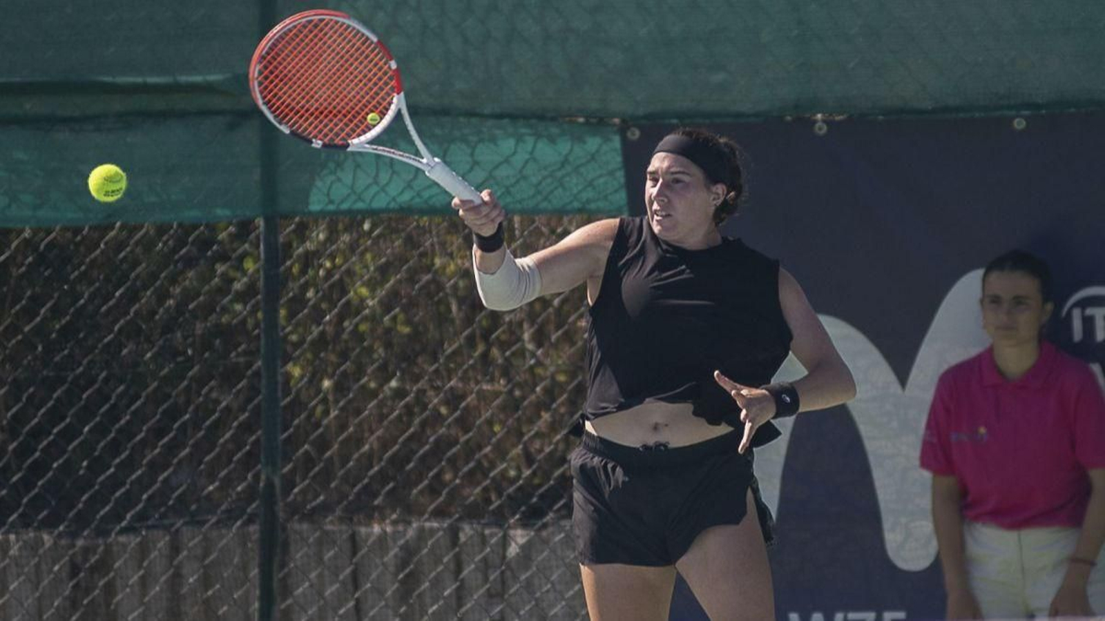 La gallega Celia Cerviño devuelve una bola en el encuentro individual de octavos de final.