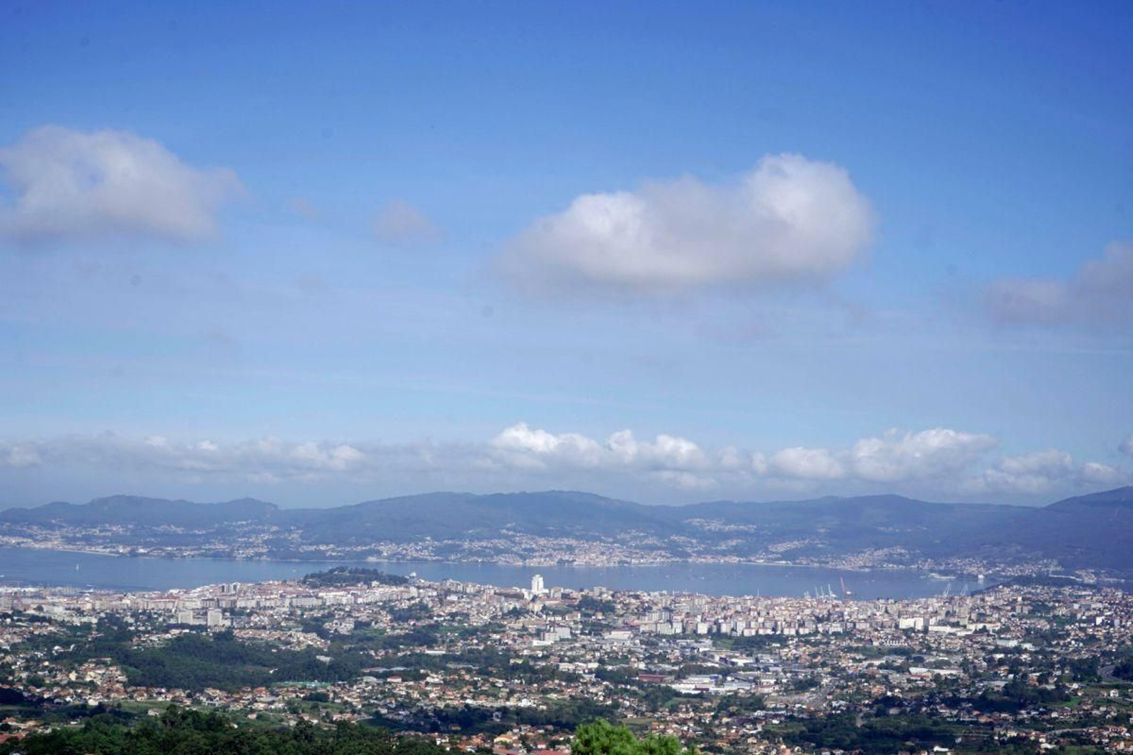 Así se veía ayer el cielo sobre Vigo, con algunas nubes y predominando el horizonte despejado.