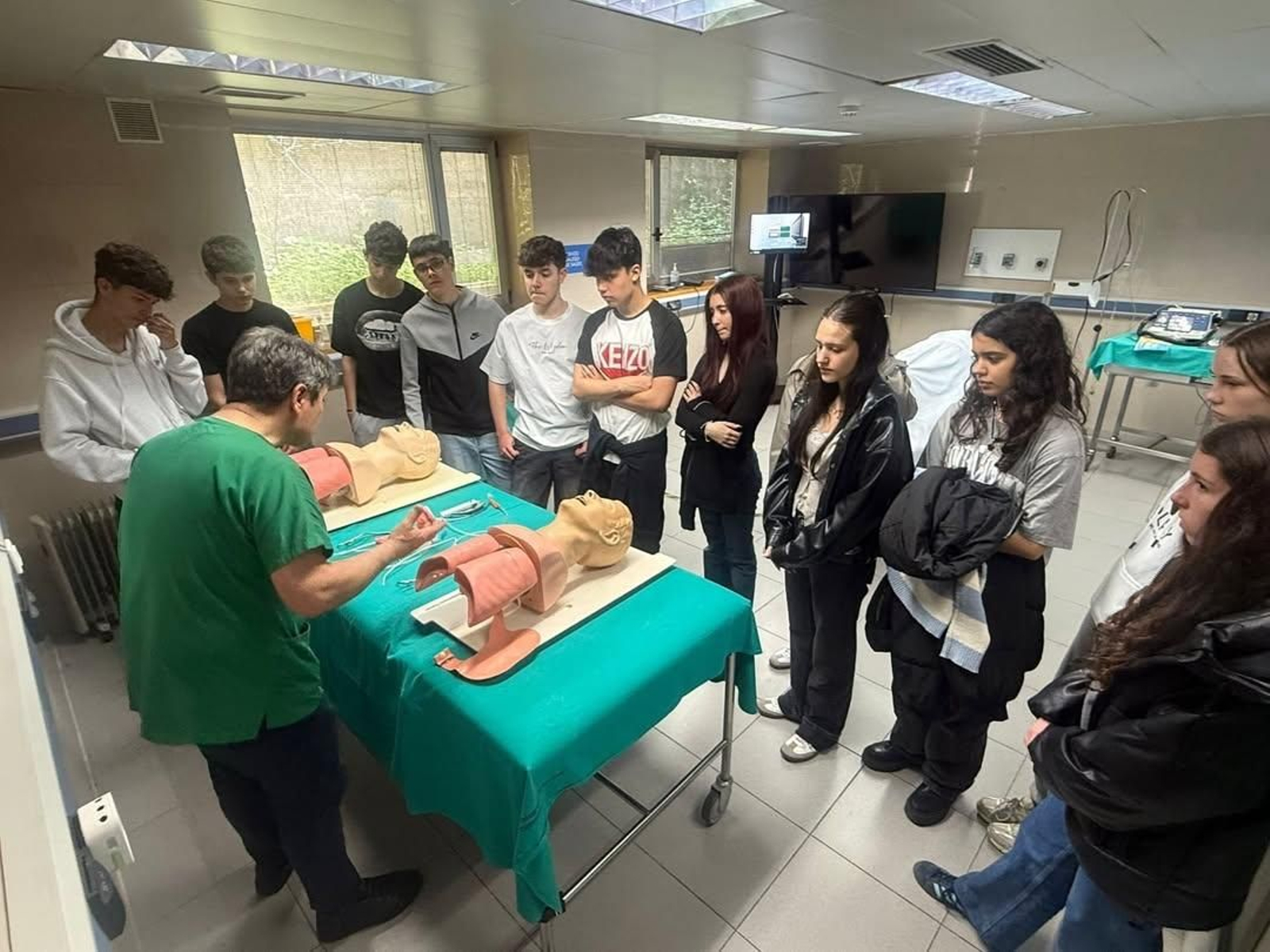 Visita dos alumnos do Luis Vives á Unidade de Simulación do CHUO