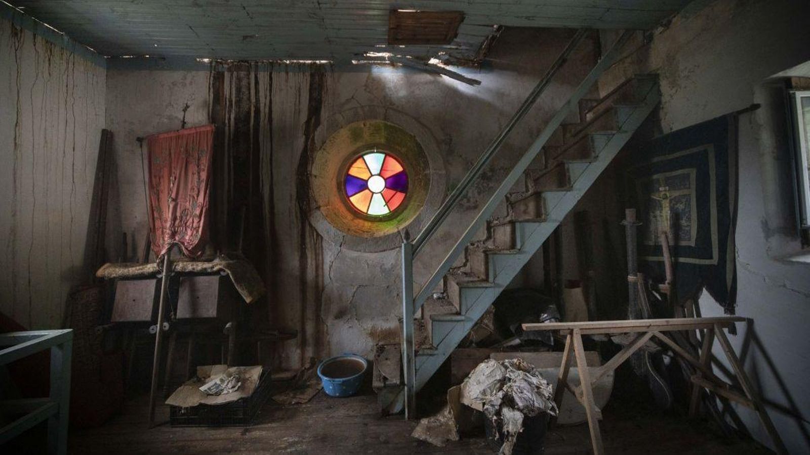 Las filtraciones deterioraron el interior de la iglesia de Cabanelas.