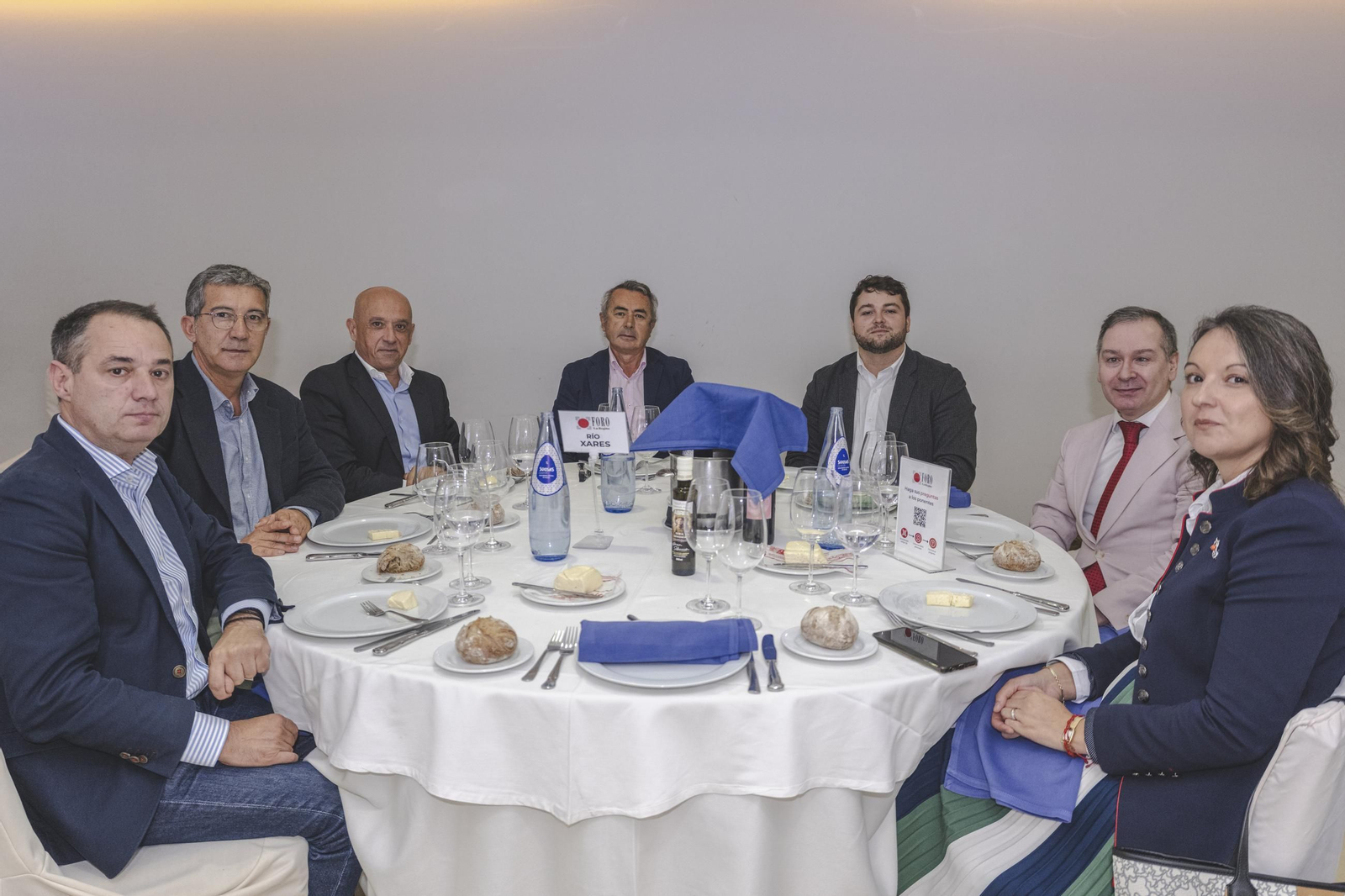 MESA RÍO XARES  Juan Casares, diputado por el PP en el Parlamento de Galicia; Iago Tabarés, abogado y diputado por el BNG en el Parlamento de Galicia; Jorge Villarino, director de publicidad de La Región; José Manuel López, gerente de la Fundación Dorzán; Martín Outeiriño, de La Región; Miguel Michinel, catedrático de la Universidad de Vigo, y Helena Iglesias, docente.