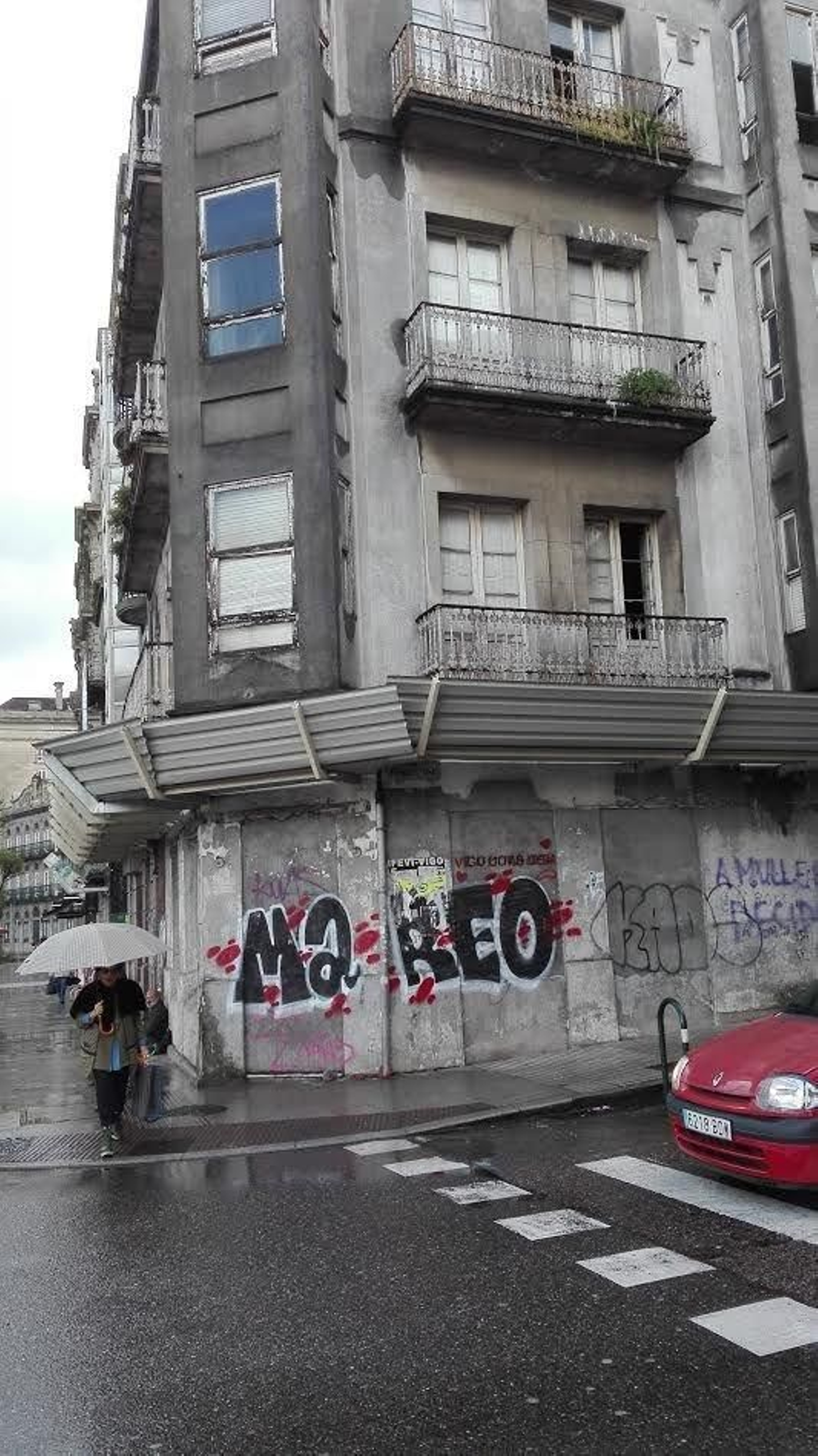 El edificio doble de Areal 32 y 34, en estado de ruina.
