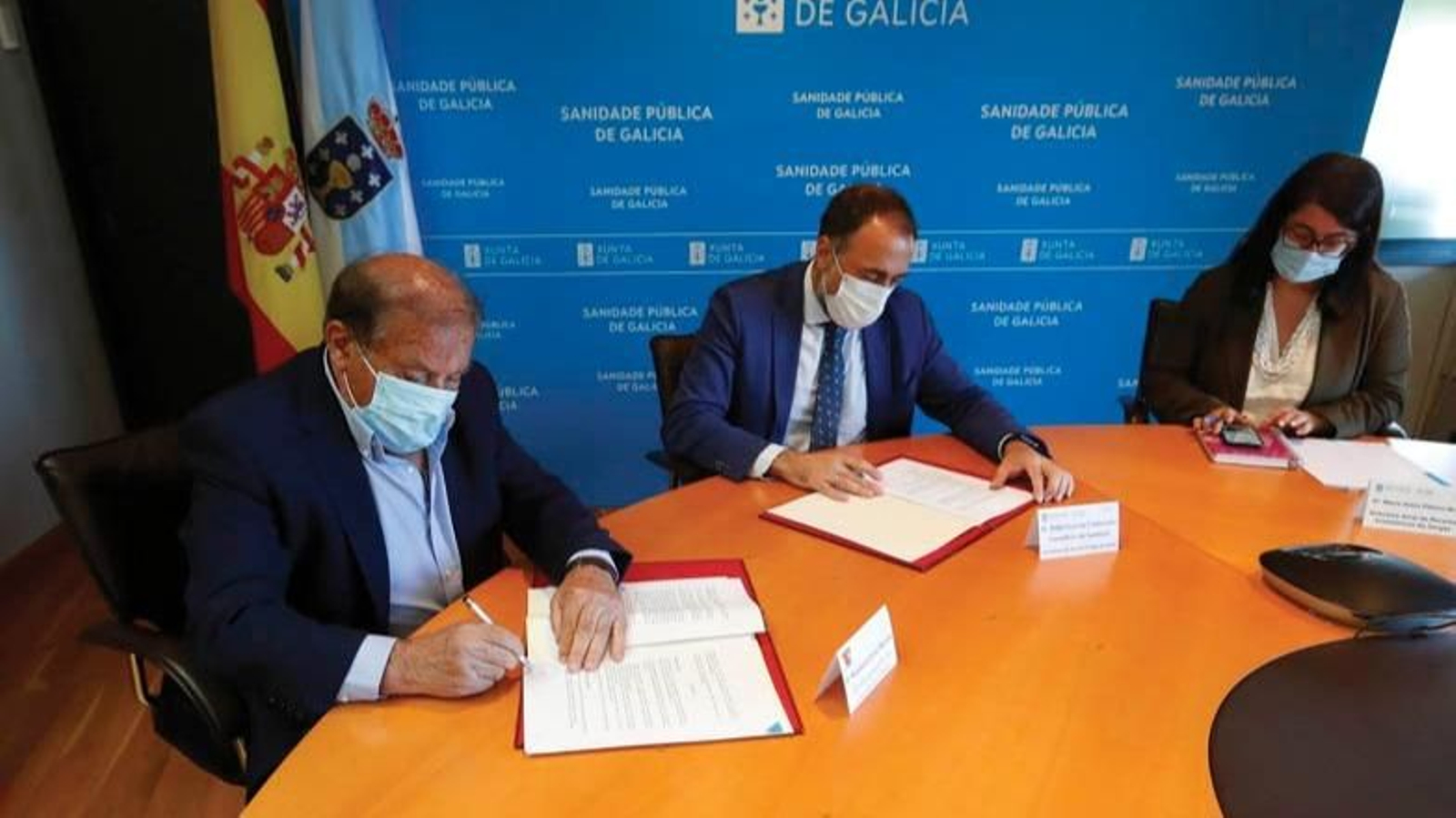 Manuel Corzo, Julio Comesaña y María Jesús Piñeiro, firman el convenio.