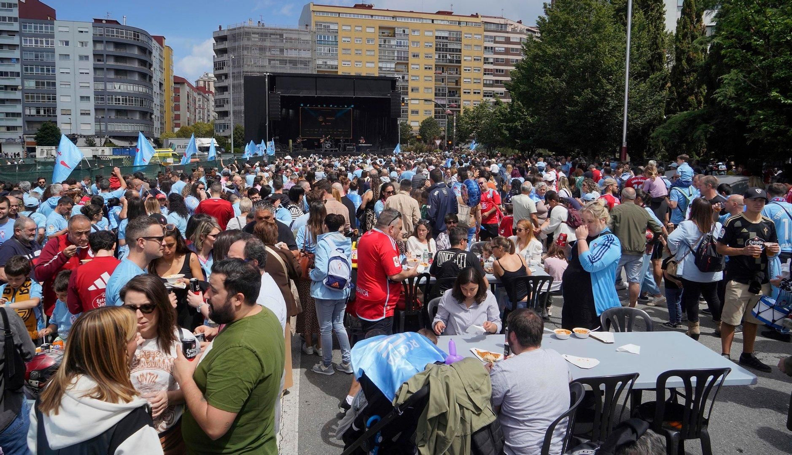 La música fue protagonista y reunió a decenas de personas en los alrededores de Balaídos.