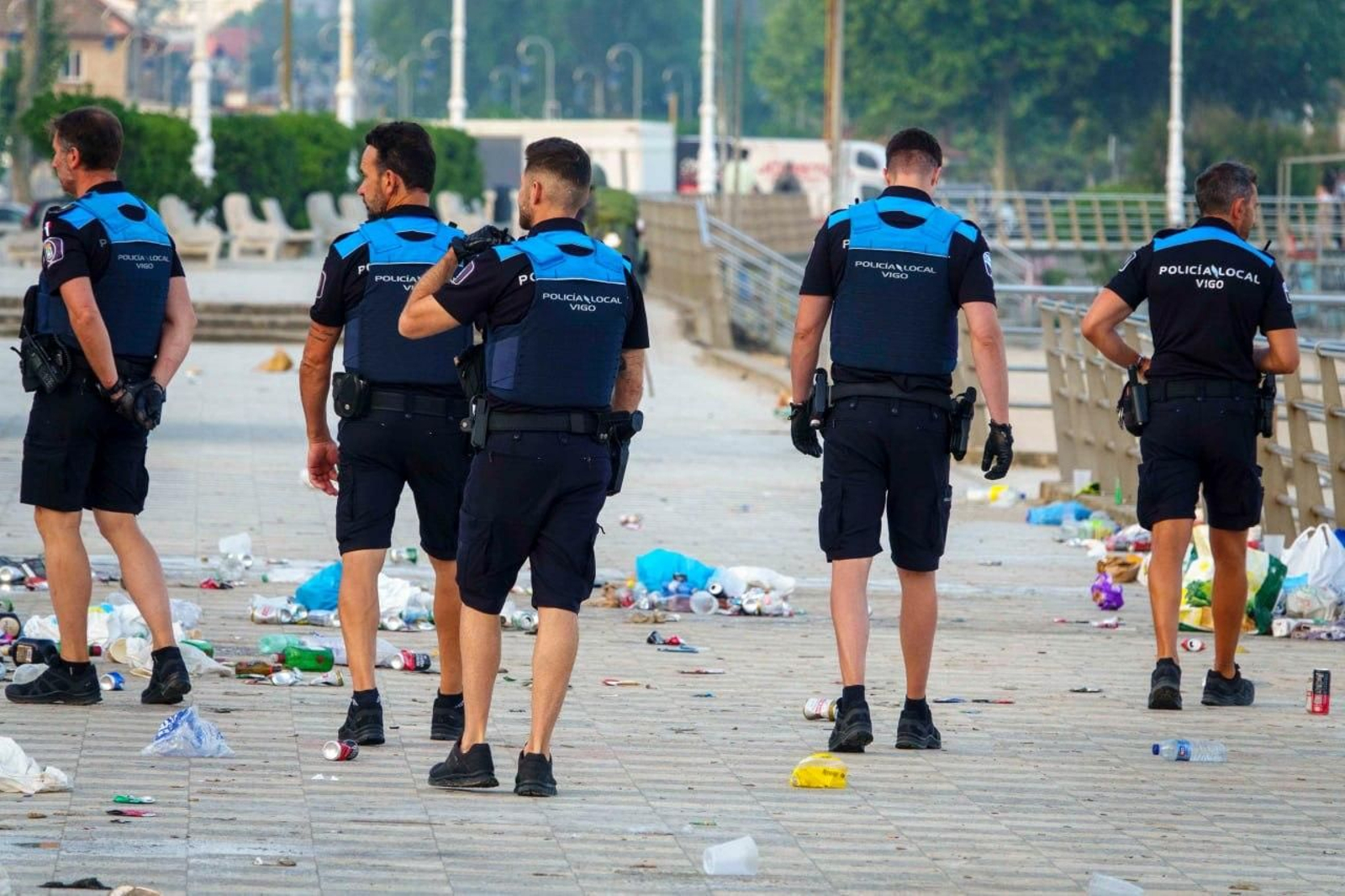 Galería | La resaca de San Xoán 2026 deja toneladas de residuos en Samil y Panxón