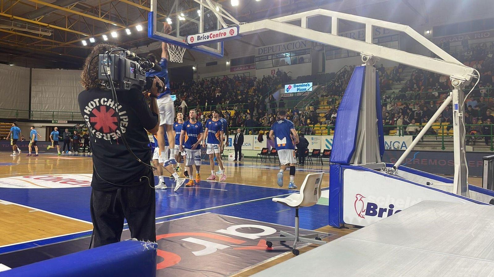 Los jugadores del Fuenlabrada calentando en la pista del Pazo.