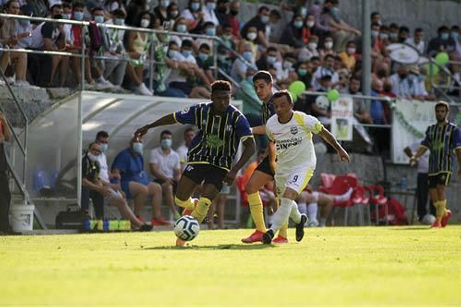 Partido entre el Atlético Arnoia y el Areas, en el que se decidió el ascenso de los ourensanos. (FOTO: MARTIÑO PINAL)