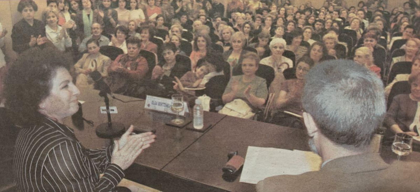 Olga Bertomeu ante el público del Foro La Región.