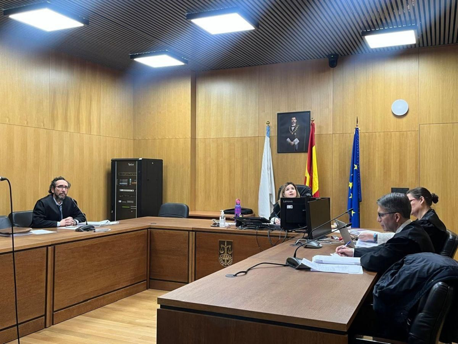 El acusado compareció en el juicio por videoconferencia.