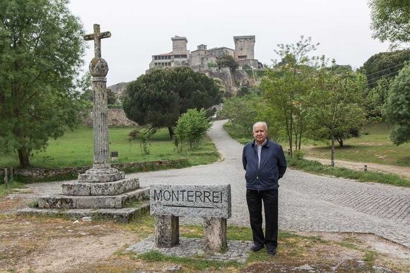 José Luis Suárez, ao pé da fortaleza de Monterrei.