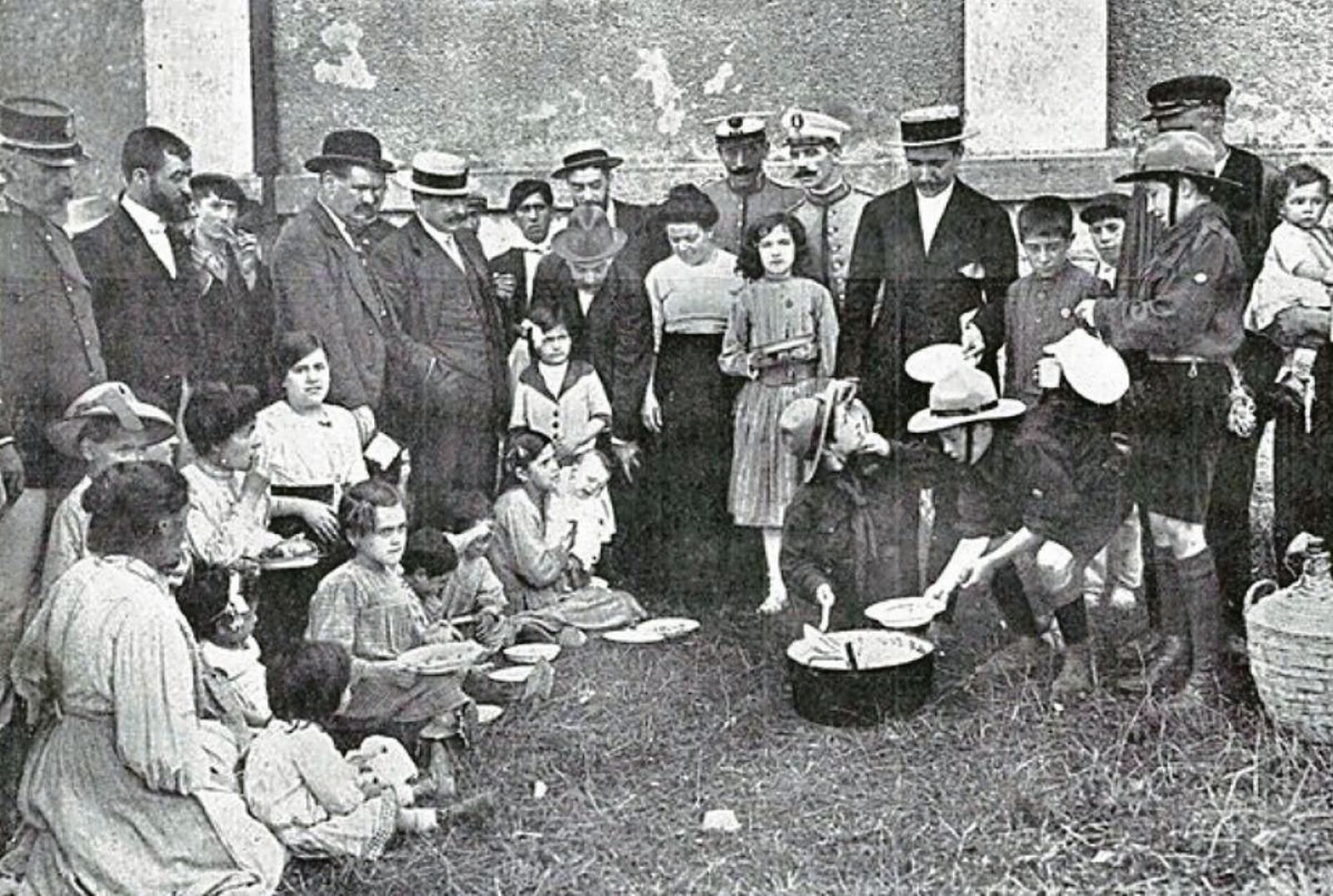 Exploradores atendiendo a repatriados. Foto de Vilaseca, 1914.