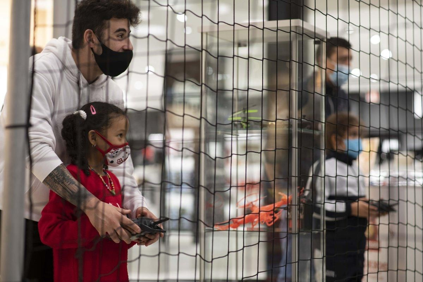 As novas xeracións están moi familiarizadas coas máquinas e a tecnoloxía. Por iso, collen moi rápido as indicacións para manexar os drons, tal e como demostraron durante o obradoiro do Ponte Vella.