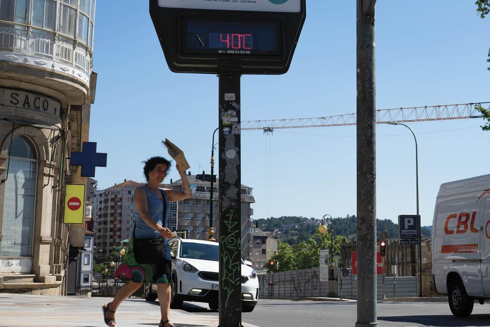 Una mujer se protege del sol en el centro de la ciudad. (FOTO: MIGUEL GARCÍA)