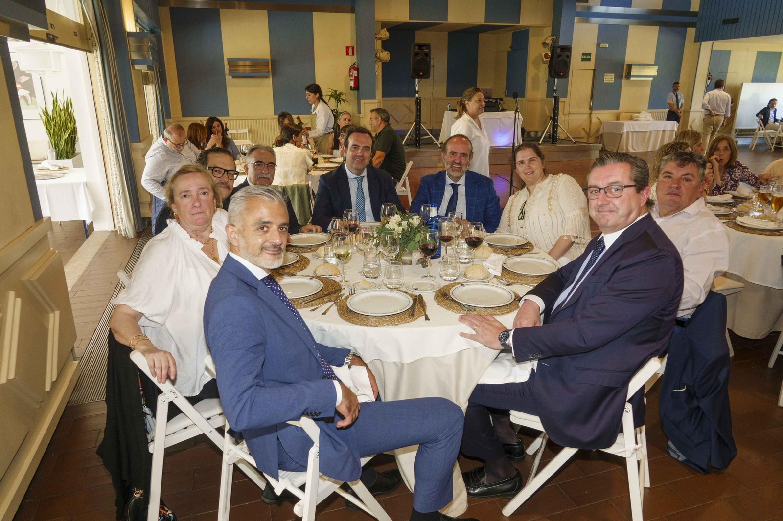 Galería | Emotiva despedida en Vigo al exjuez decano Germán Serrano
