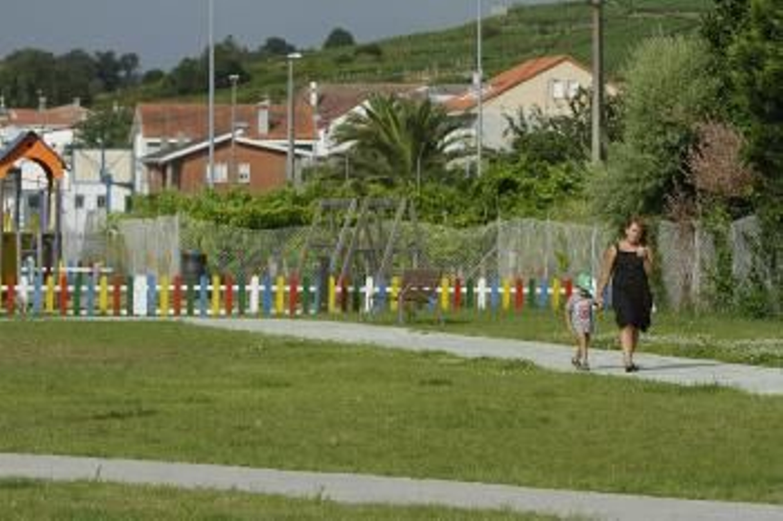 Una vecina de Castrelo de Miño con un niño, en el parque infantil (Foto: Miguel Ángel)