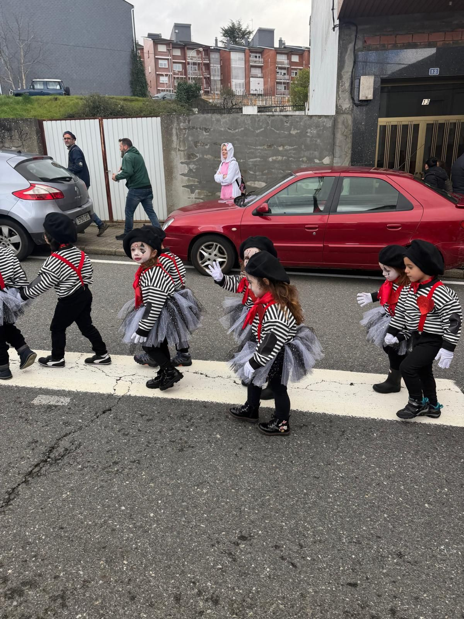 Galería | Los niños llenan de color las calles de Viana do Bolo por el Día de Comadres y Compadres