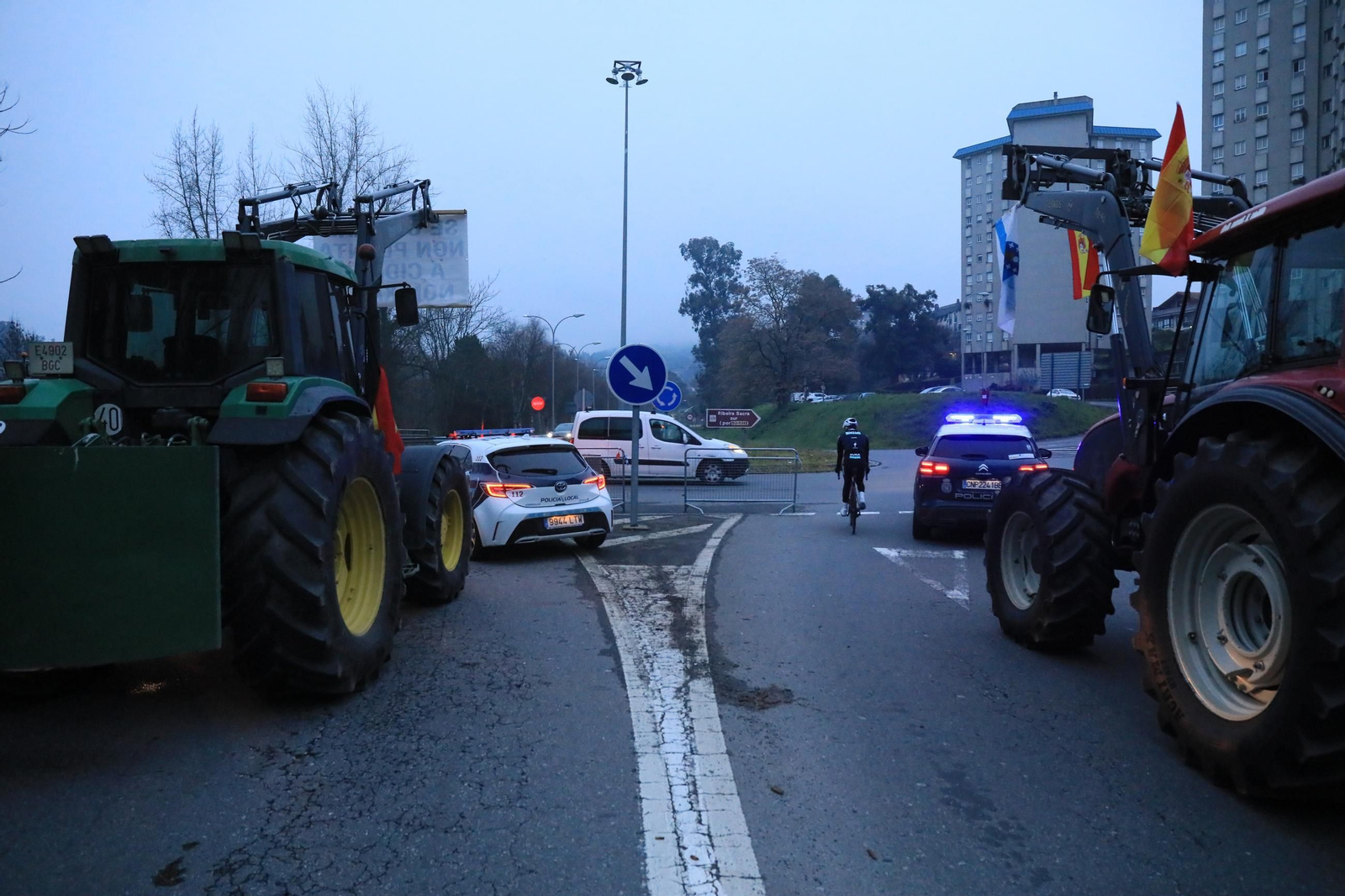 Galería | Largas hileras de tractores bloquean la N-120 en Ourense, en el cuarto fin de semana de protestas