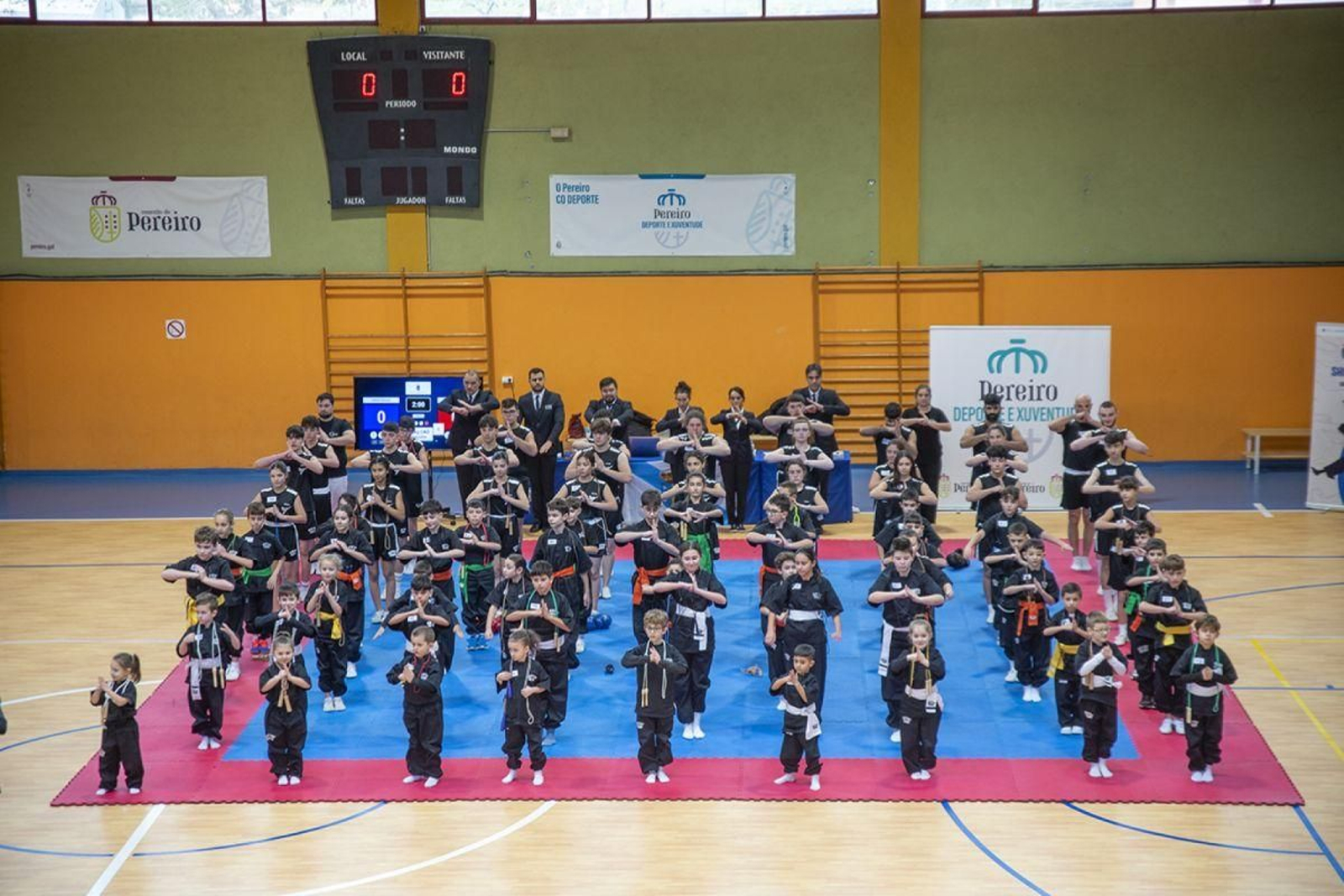 Participantes, organizadores y árbitros, en el acto inaugural de la decimocuarta edición de la Copa Diputación que se disputó el sábado en el Pabellón Municipal de A Chaira.
